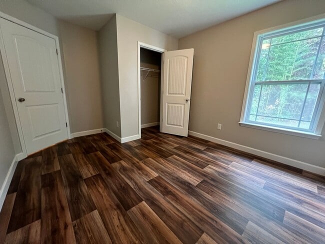 Building Photo - Spacious 3/2 Move In Ready Now!
