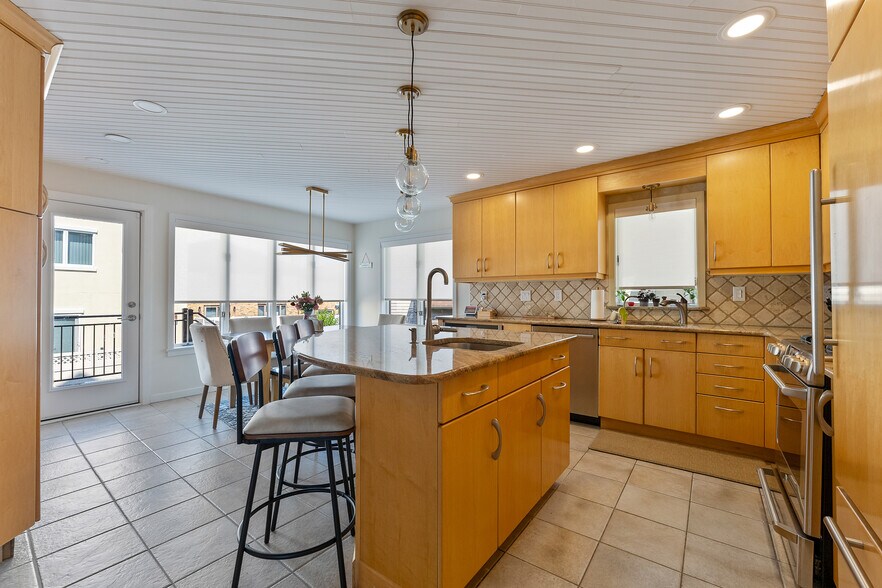 Building Photo - 7600 Bayshore Dr