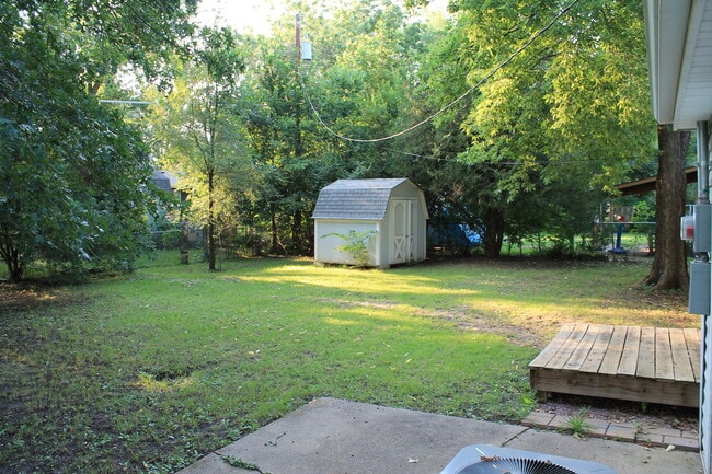 Building Photo - Nice 2 bedroom home with Large backyard! C...