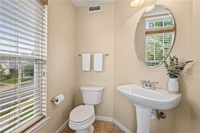Building Photo - 208 Village Pl