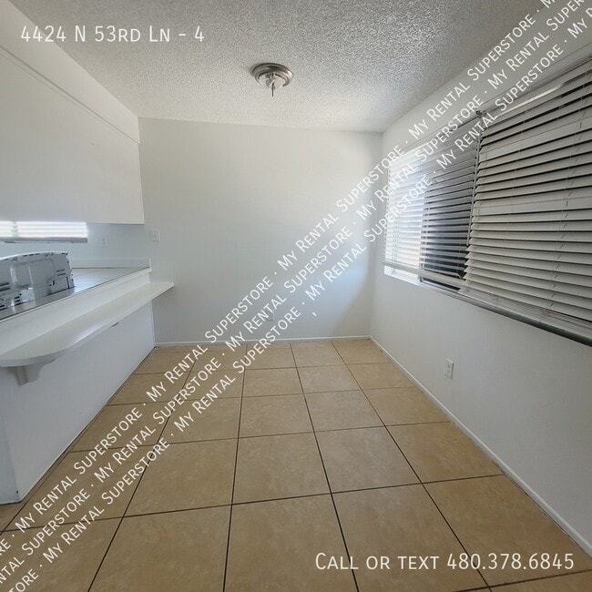 Building Photo - 4424 N 53rd Ln