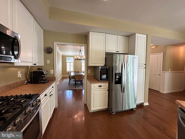 Building Photo - 28405 Pinehurst Cir