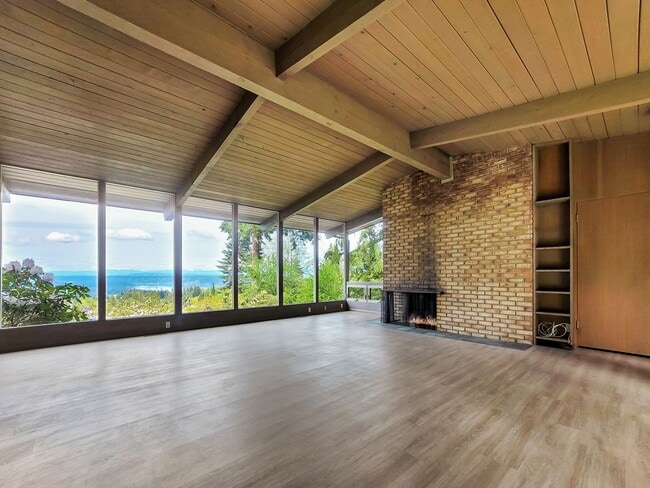 Building Photo - Vintage architectural home looking over Seattle and Bellevue metropolitan skyline.