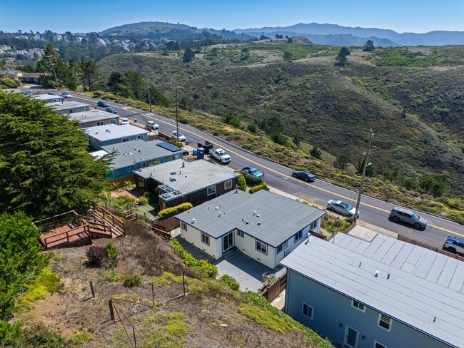 Building Photo - Pacific Ocean and Hillside Views