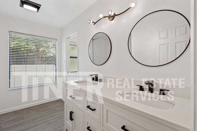 Building Photo - 3065 Cerro Cir