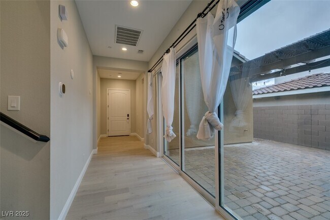 Building Photo - 2566 Speyburn Ave