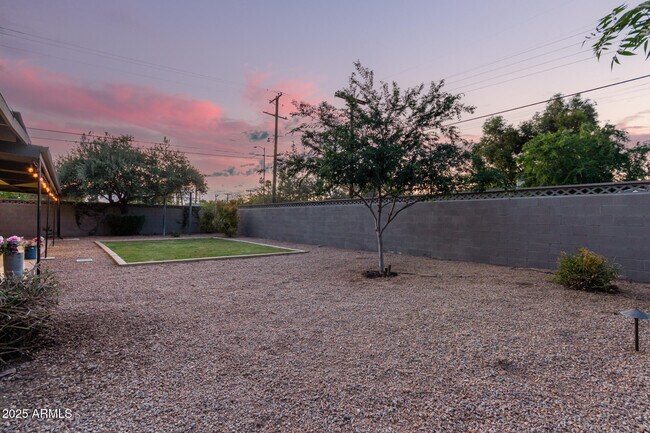 Building Photo - 1422 W Orange Dr