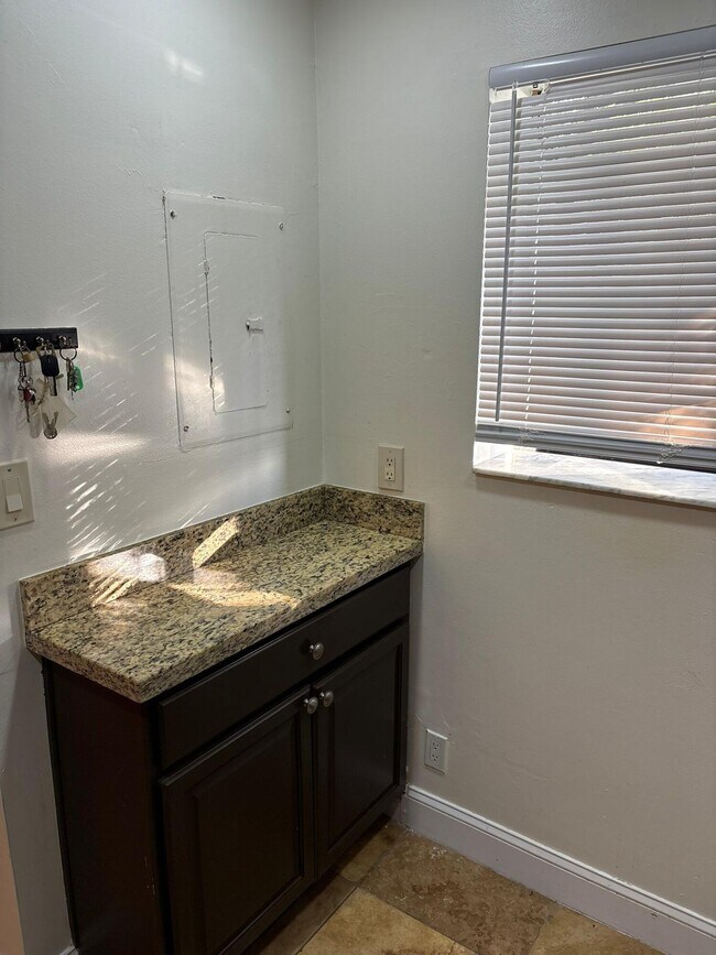 Building Photo - 2741 S Oakland Forest Dr