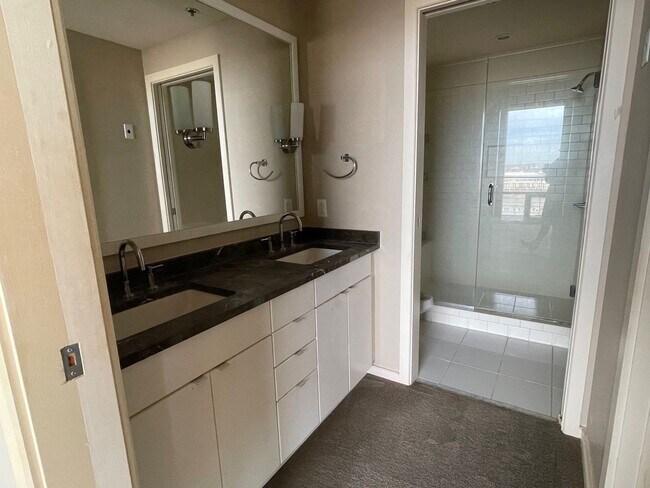 Building Photo - River Market Tower - Unit 1302