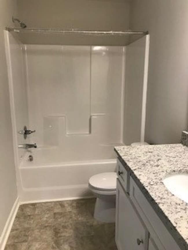 Building Photo - 3 Bedroom Townhome in Jonesboro!