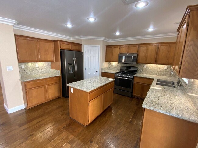 Building Photo - SUPER UPGRADED 3BD/2.5BA HOME W/ POOL/SPA!!