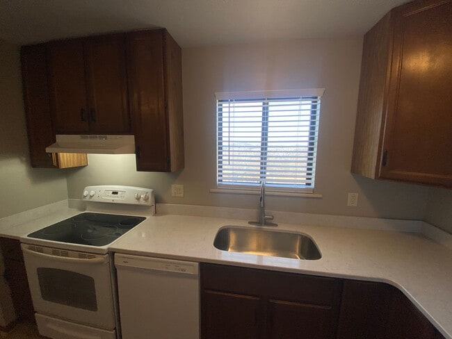 Building Photo - 162 E Hillview Dr