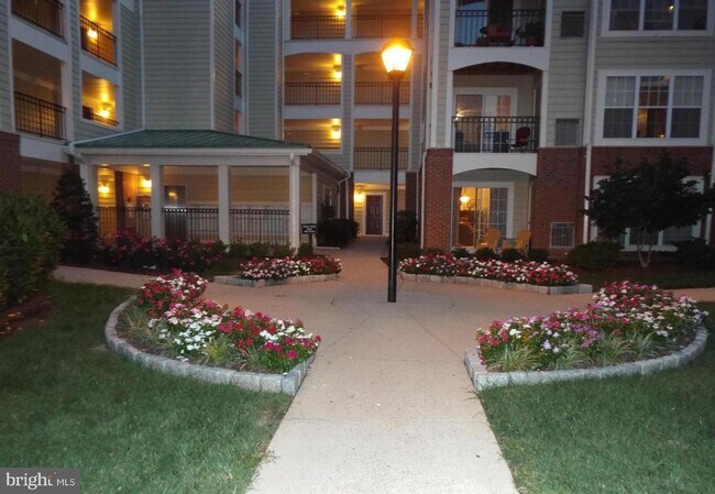 Building Photo - 1100 Quaker Hill Dr