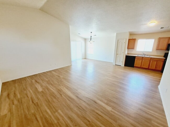 Building Photo - 3 bed 2 bath home in Huning Ranch