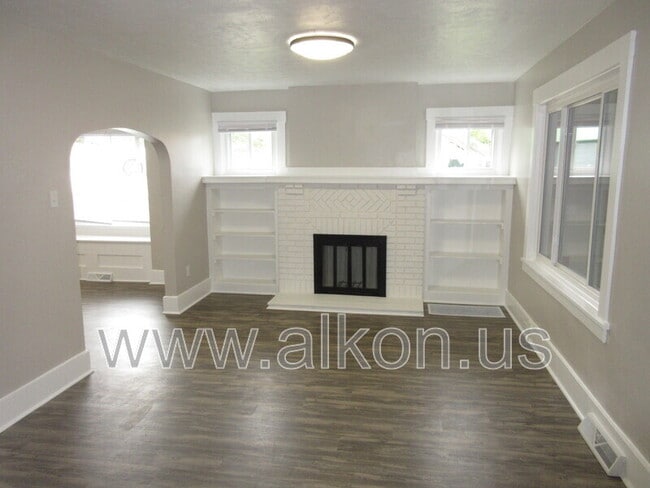 Building Photo - 302 W Virginia Ave