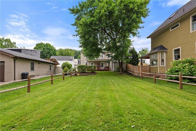 Building Photo - 318 Sprott Way