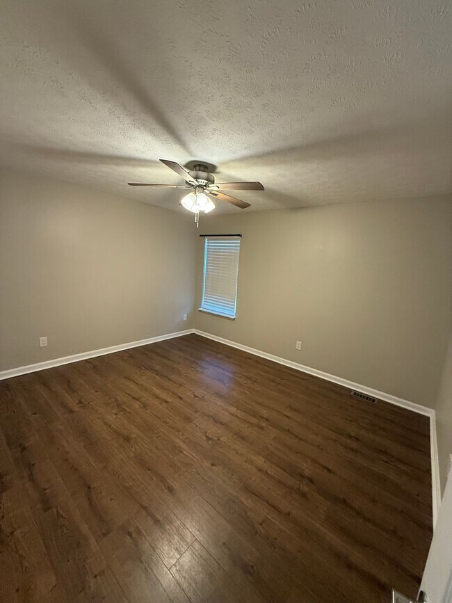 Building Photo - 10412 Pinoak View Dr