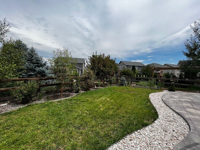 Building Photo - Spacious 5 Bed 3.5 Bath with Modern Upgrades!