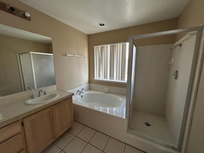 Building Photo - Spacious single story 3 bedroom home seeking new family!