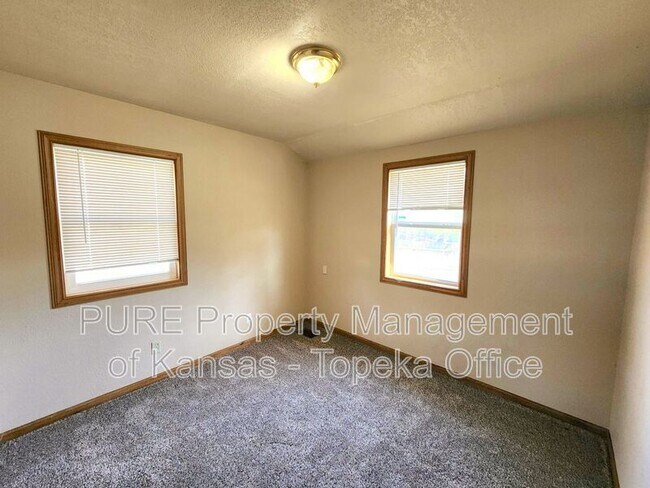 Building Photo - 3434 SW Clare Ave