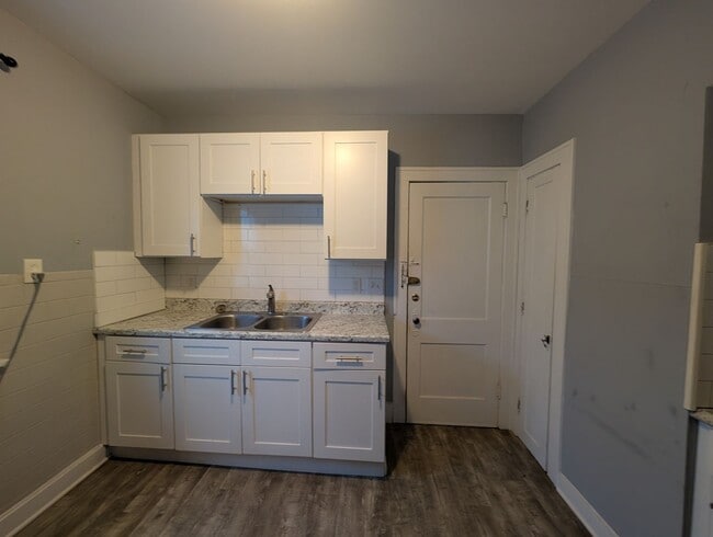 Building Photo - 2184 Wascana Ave