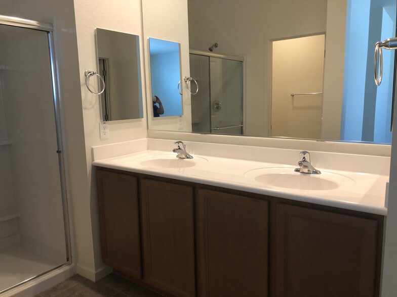 Master bathroom - double vanity. - 23615 W watkins st