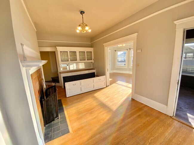 Building Photo - Unique Vintage 1 Bedroom 1 Bath Apartment ...