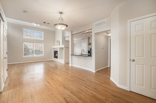 Building Photo - Bright & Spacious End-Unit Townhome with High Ceilings, Fireplace and over 1500 sqft of Living Sp...