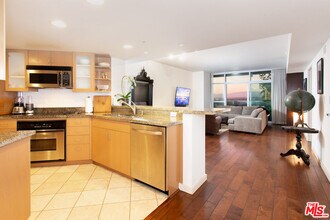 Building Photo - 13700 Marina Pointe Dr