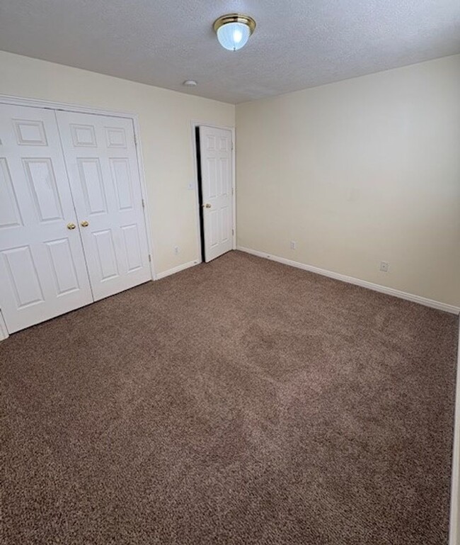 Building Photo - 3 Bedroom Townhome in South Jordan!