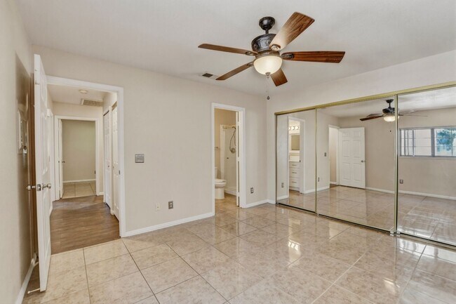 Building Photo - Upgraded 2 bedroom 2 bath upstairs condo