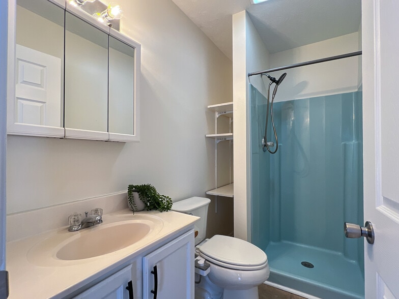 Primary Bathroom - 1451 N Delphine Ave
