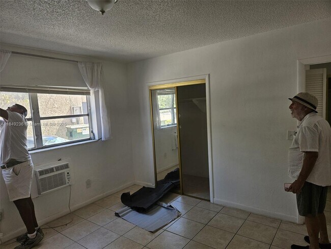 Building Photo - 1755 NE 116th Rd