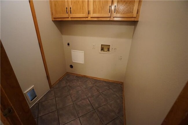 Building Photo - 4 Bedroom House, Gas Heat and Hot Water, N...