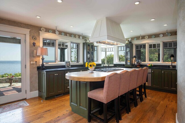 Building Photo - 32 Lock Ln