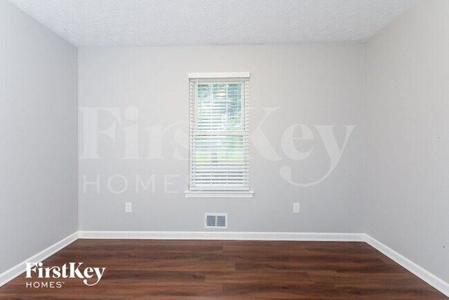 Building Photo - 470 Willow Ln