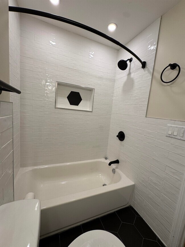 Building Photo - 628 Bramhall Ave