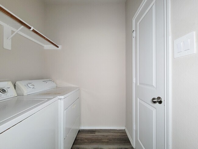 Building Photo - 11720 White Cedar St