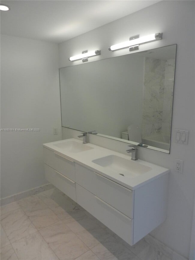 Building Photo - 9940 W Bay Harbor Dr