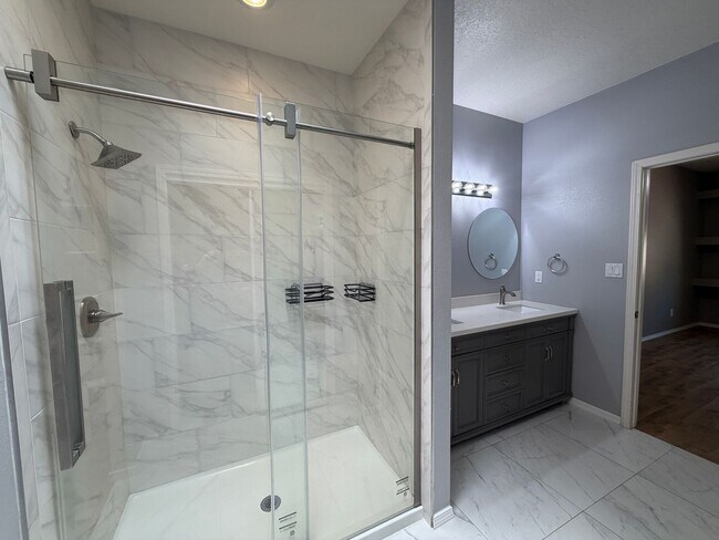 Building Photo - Beautiful Luxury Single Story Town Home Available Near Coors Blvd NW & Dellyne Ave NW!