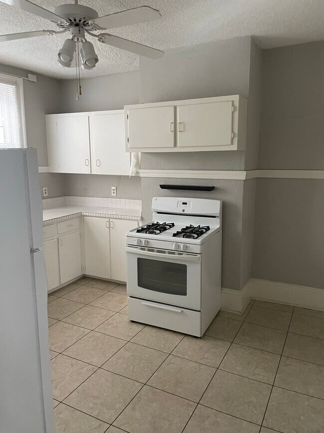 Building Photo - 311-313 N Spring St