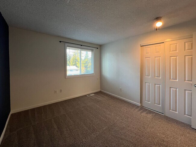 Building Photo - 3 Bedroom 2.5 Bath in Desirable Renton Fairwood Greens