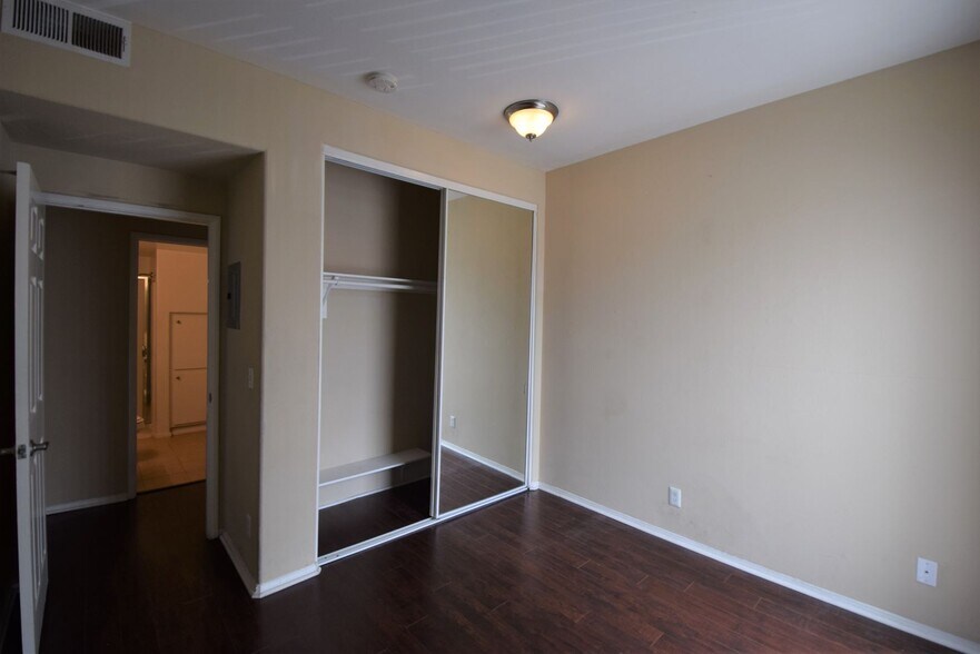 Building Photo - 425 N Alvarado St