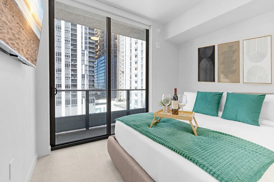 Building Photo - 501 NE 1st Ave