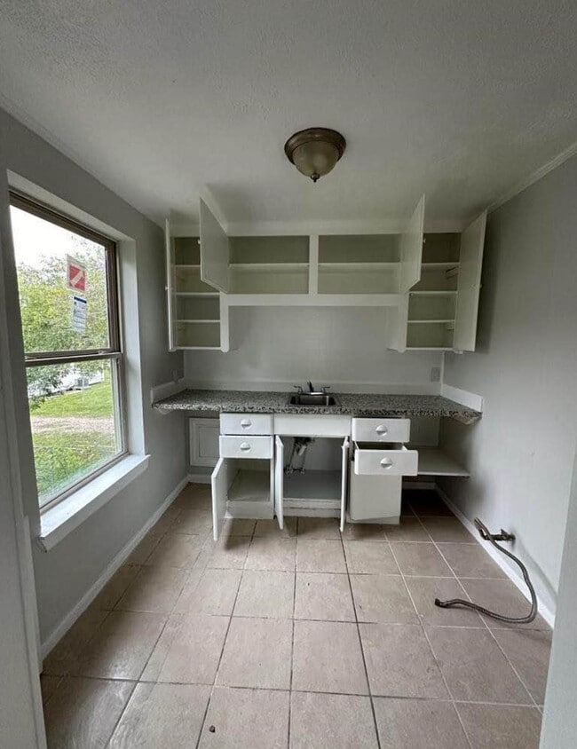 Building Photo - 702 Rosedale St