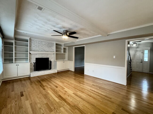 Building Photo - 4-Bedroom Home In Great Neck Meadows! Ready NOW!!! Fenced Backyard! HUGE Corner Lot! Dog Friendly!