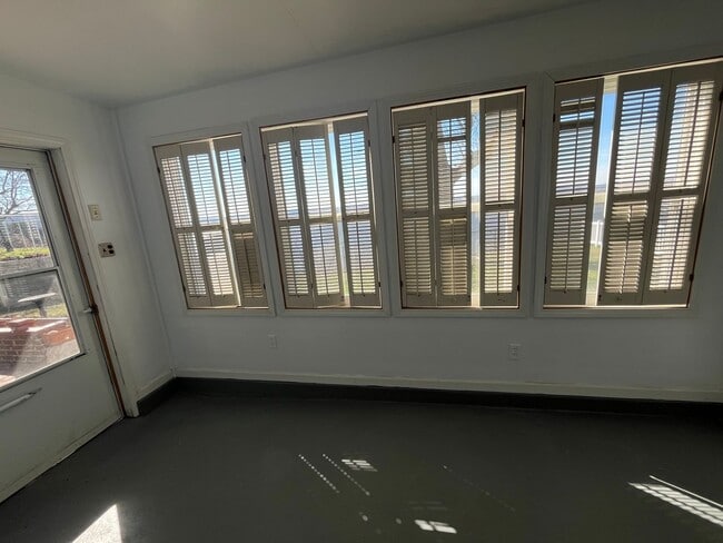 Building Photo - Breathtaking River Views!