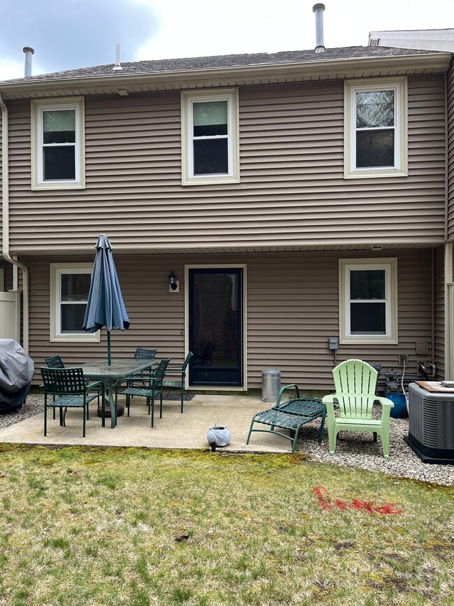 Building Photo - Spacious 2Bd / 2Ba Townhouse in Rockland