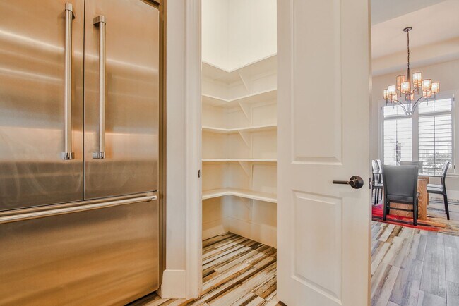 Building Photo - Stunning 4-Bedroom Luxury Home with Resort-Style Pool in Prestigious Oakmont Estates – Available ...