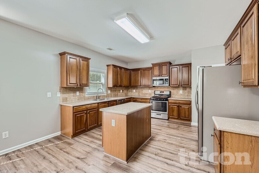 Building Photo - 3605 Long Lake Dr